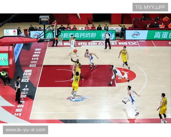 战术板拆解：篮球教练用跑位掌控胜负