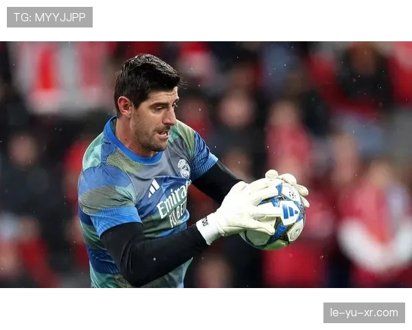 库尔图瓦神勇扑点显绝技，防线稳健成球队争胜关键