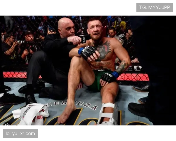 麦格雷戈大换新衣了？训练室外的他跟打架没半毛钱关系啊！