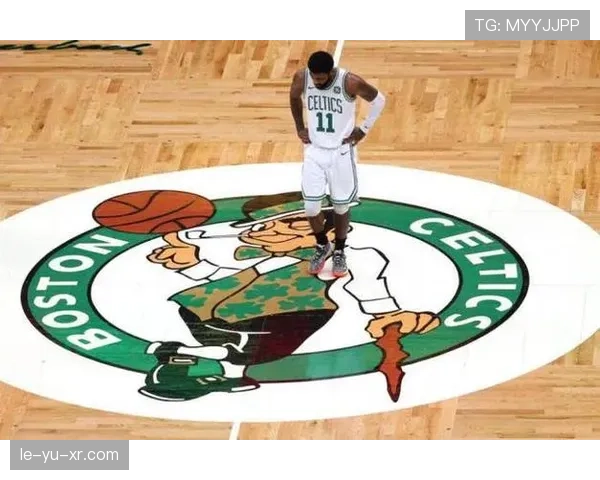 伯德无球跑动牵制防线，拉开空间主导绿军进攻体系