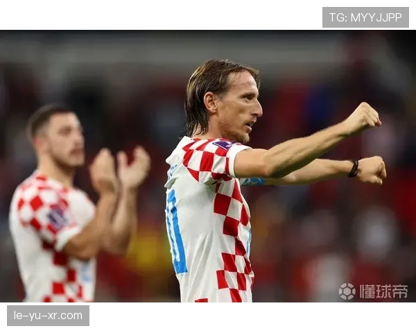 莫德里奇拎着塑料袋站在早餐店门口，瞬间变成隔壁大叔那张图太带感